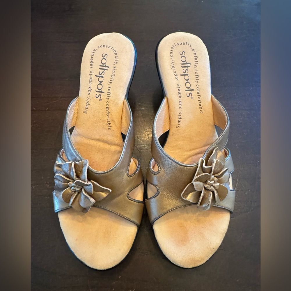 SoftSpots Gold Leather Flower Sandals Size 7